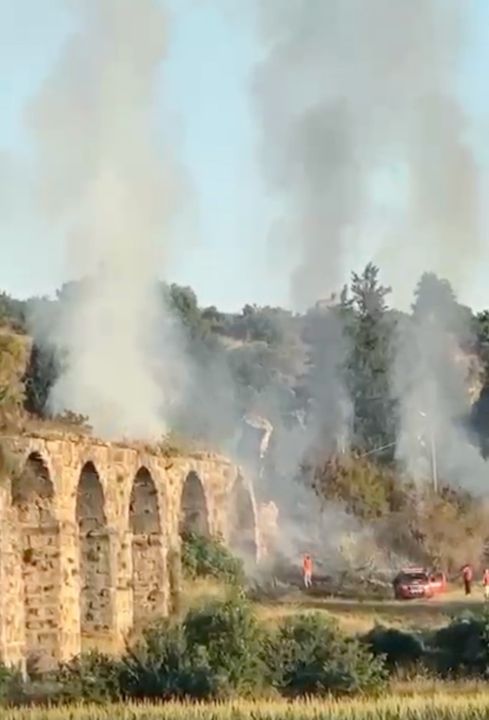 Antalya'da korkutan yangın! Tarihi Aspendos Su Kemerleri