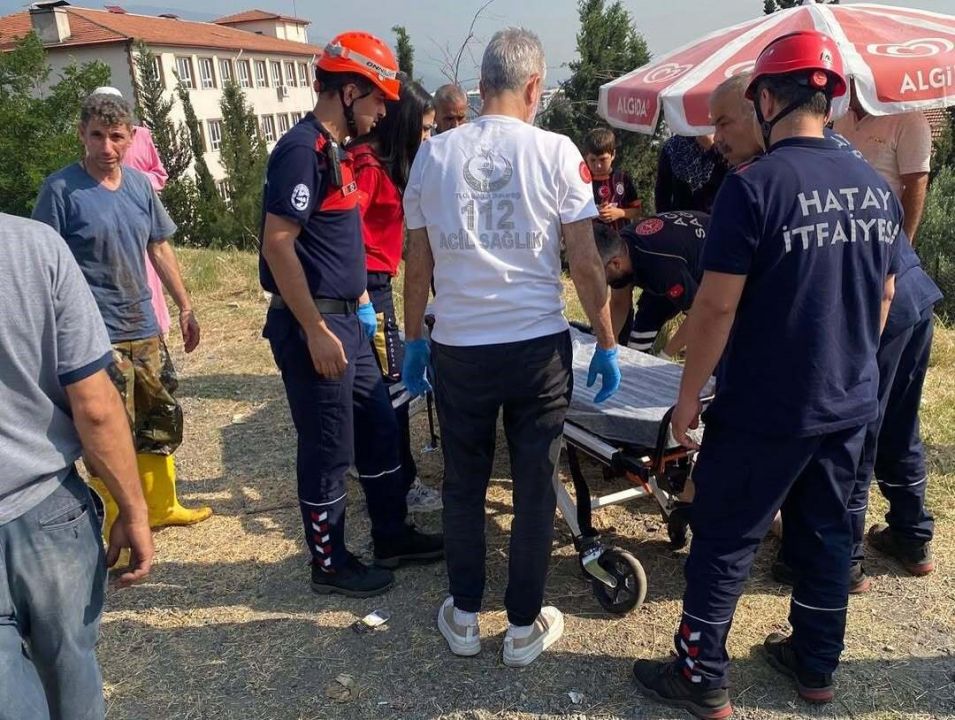 Su kanalına düştüler, itfaiye kurtardı