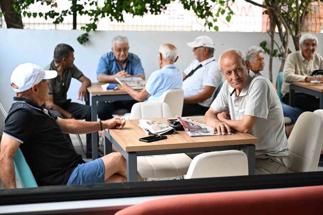 Mersin’de emekliler ‘Emekli Evi’nde sosyalleşiyor