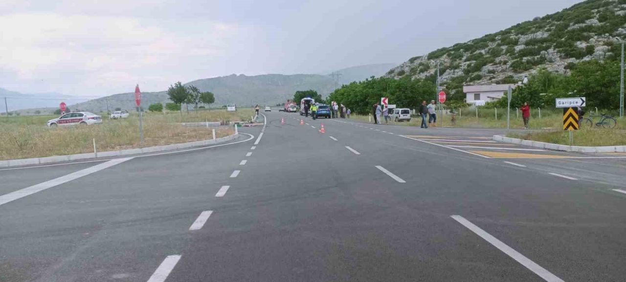 Korkuteli Bucak yolunda trafik kazası: 1 ölü, 3 yaralı
