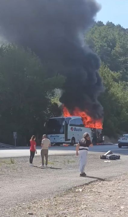 Seyir halindeki yolcu otobüsü alev topuna döndü