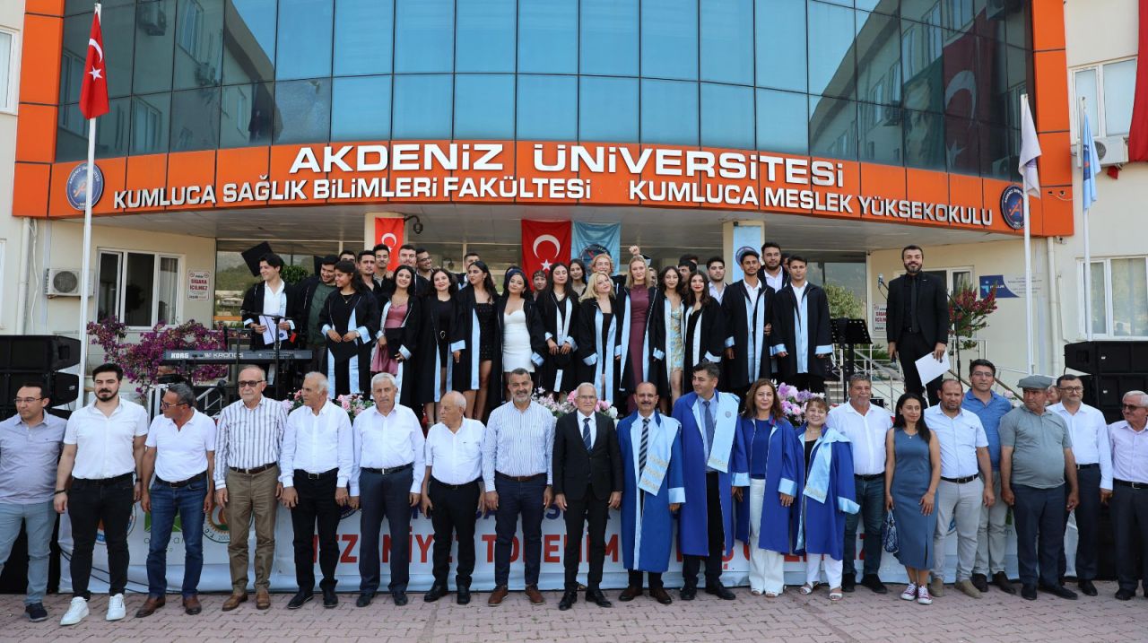 Kumluca MYO'da mezuniyet töreni
