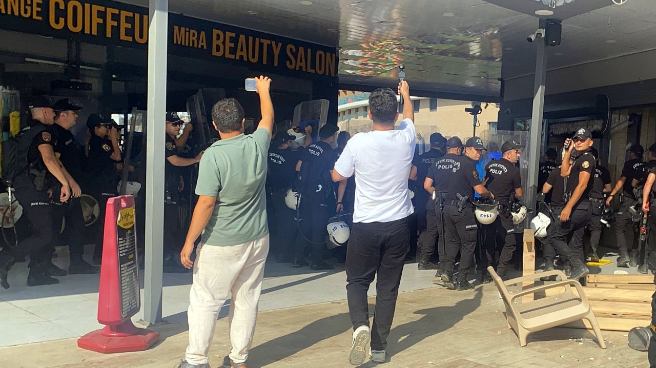 Turizm bölgesinde kriz! Antalya'da turistlerin önünde  yıkım