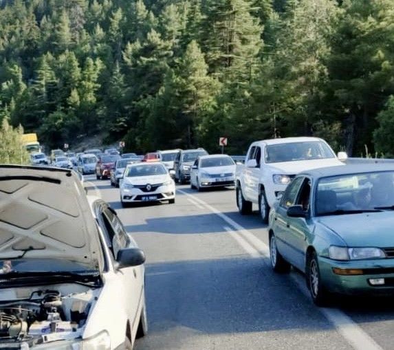 Tatilcilerin dönüş yolunda trafik yoğunluğu