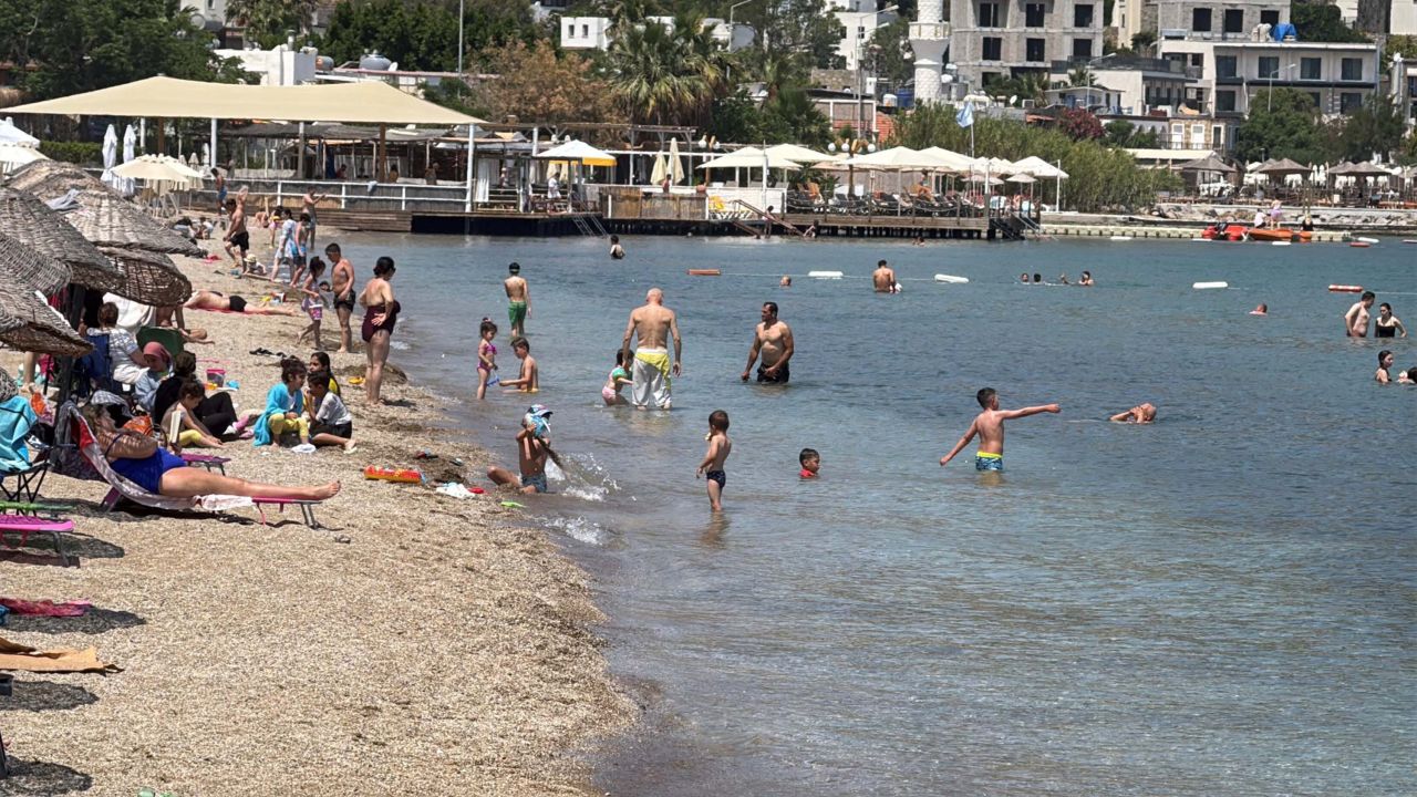 Bodrum'da bayramın 2'nci gününde sahiller doldu