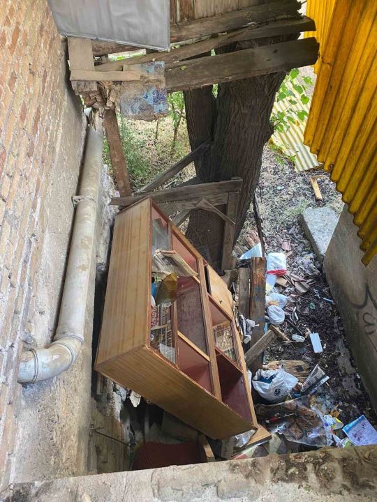 Burdur’da ahşap balkon çöktü: Anne ve kızı yaralandı
