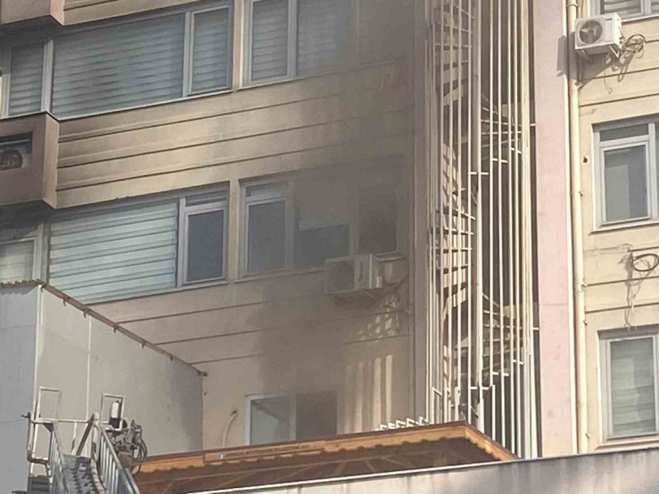 Antalya’da iş merkezinde çıkan yangın korkuttu