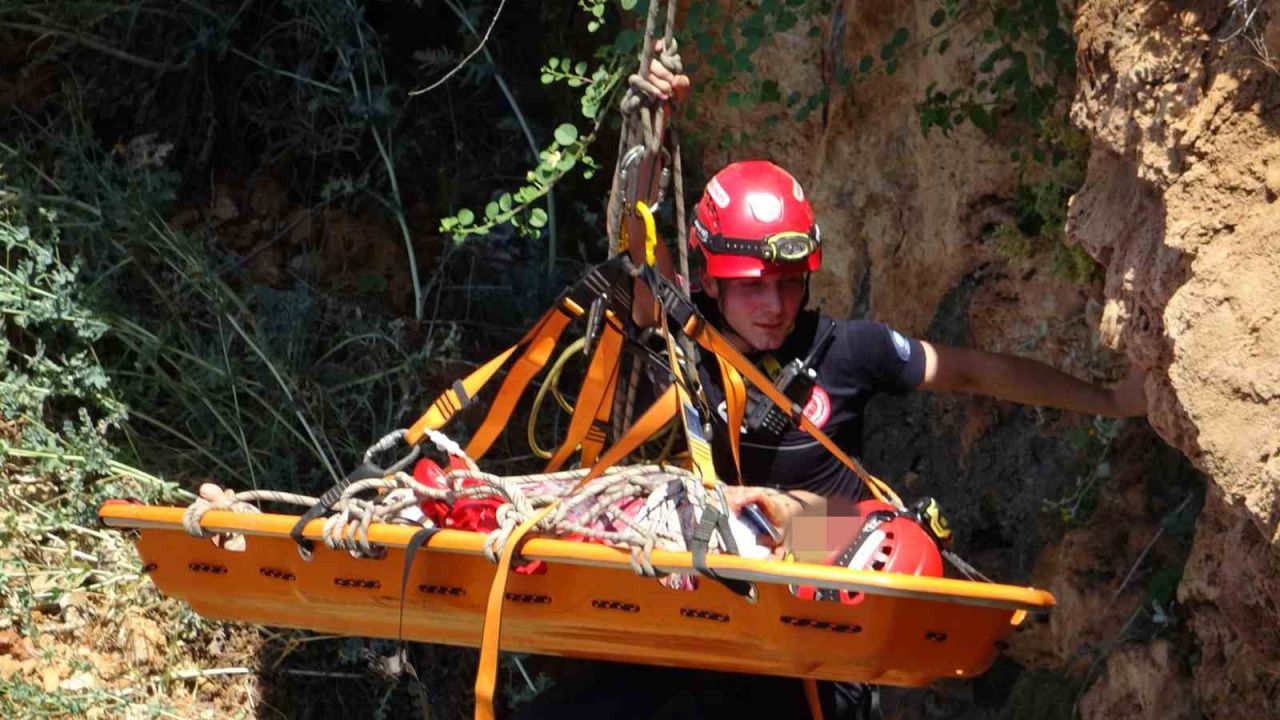 Manzara izlemek için falezlere inmek isteyen kadın turist ölümden döndü