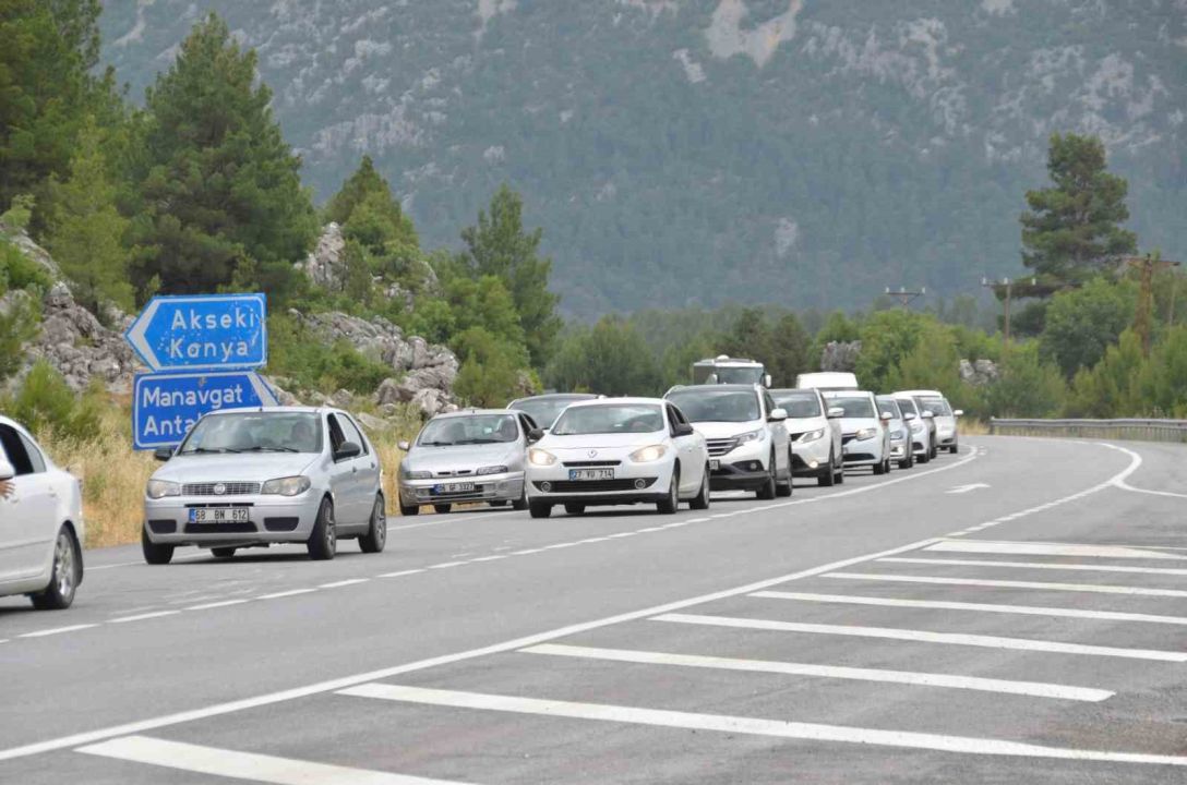 Tatilcilerin dönüş yolunda trafik yoğunluğu