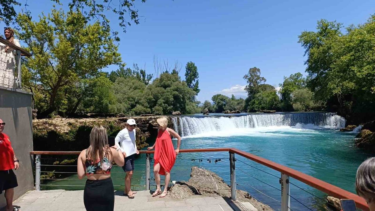 Manavgat Şelalesi’nde su seviyesi düştü, kara göründü
