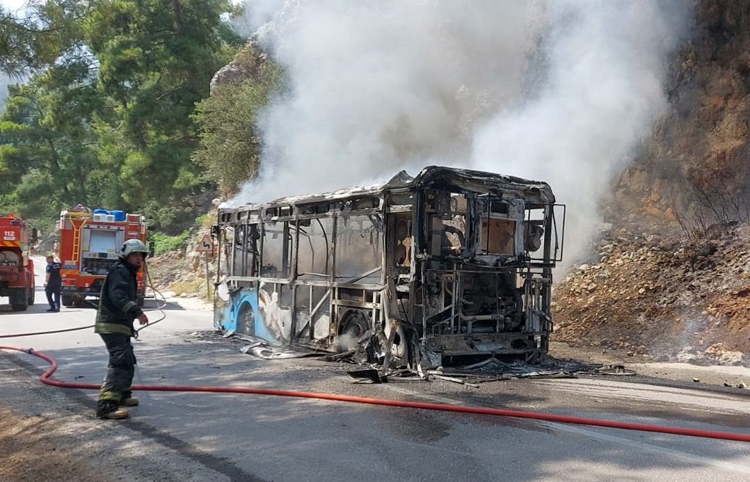 Ormana da sıçrayan otobüs yangını söndürüldü