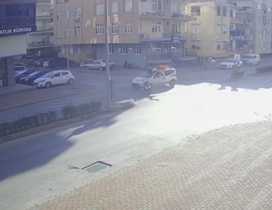 Hafif ticari araçla çarpışan motosiklet sürücüsü ve yolcu ölümden döndü