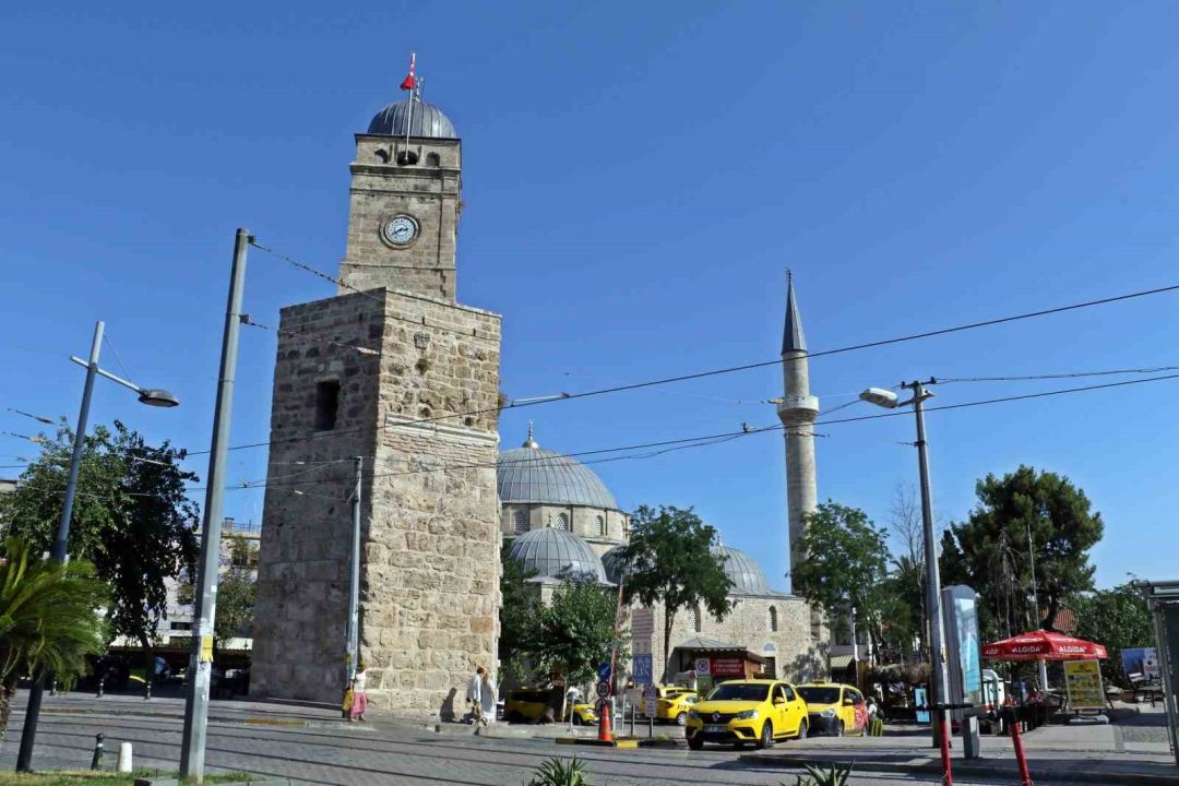 Tarihi semtte nüfus gündüzleri 100 kişiyken geceleri 10 binleri buluyor!