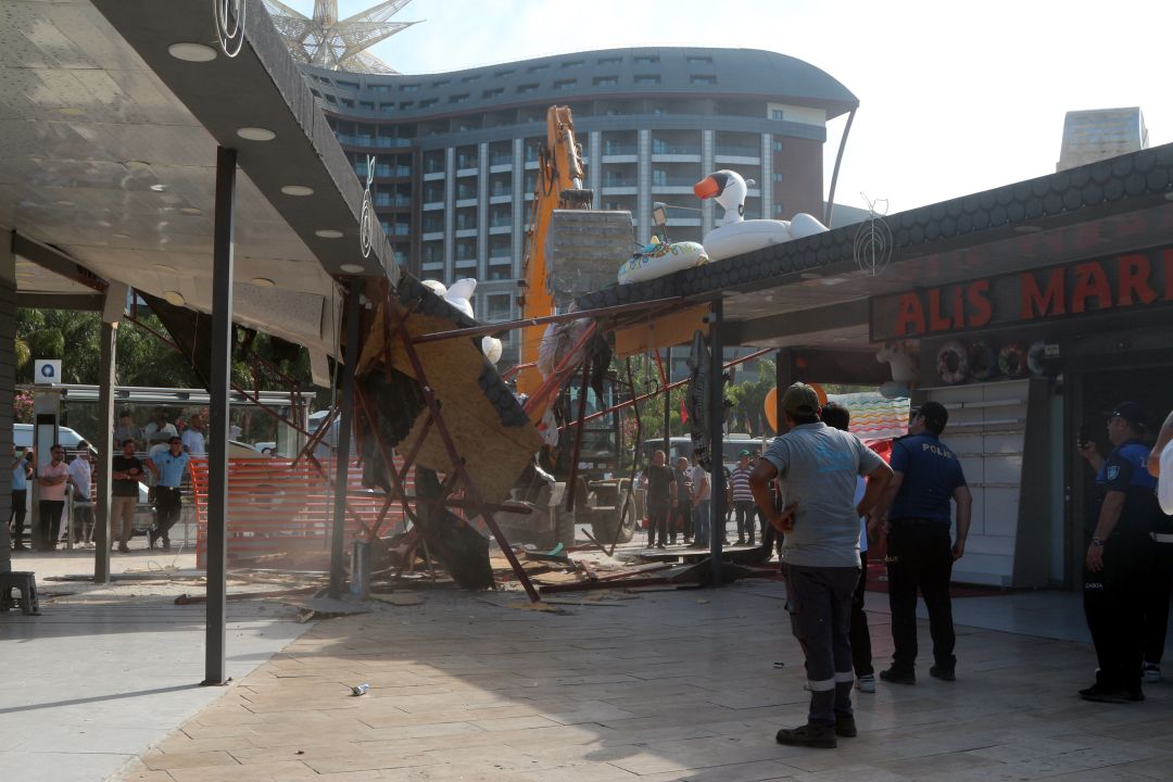 Turizm bölgesinde kriz! Antalya'da turistlerin önünde  yıkım