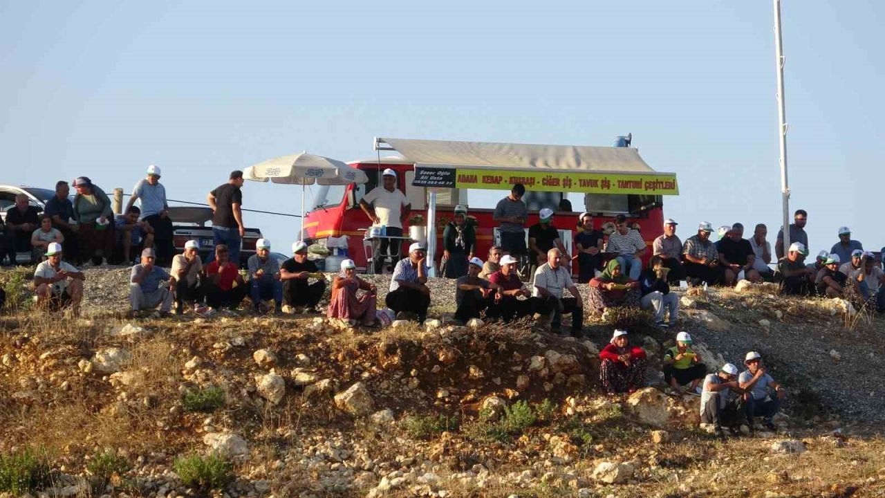 Eşler, çocuklar sahada kadınlar tribünde