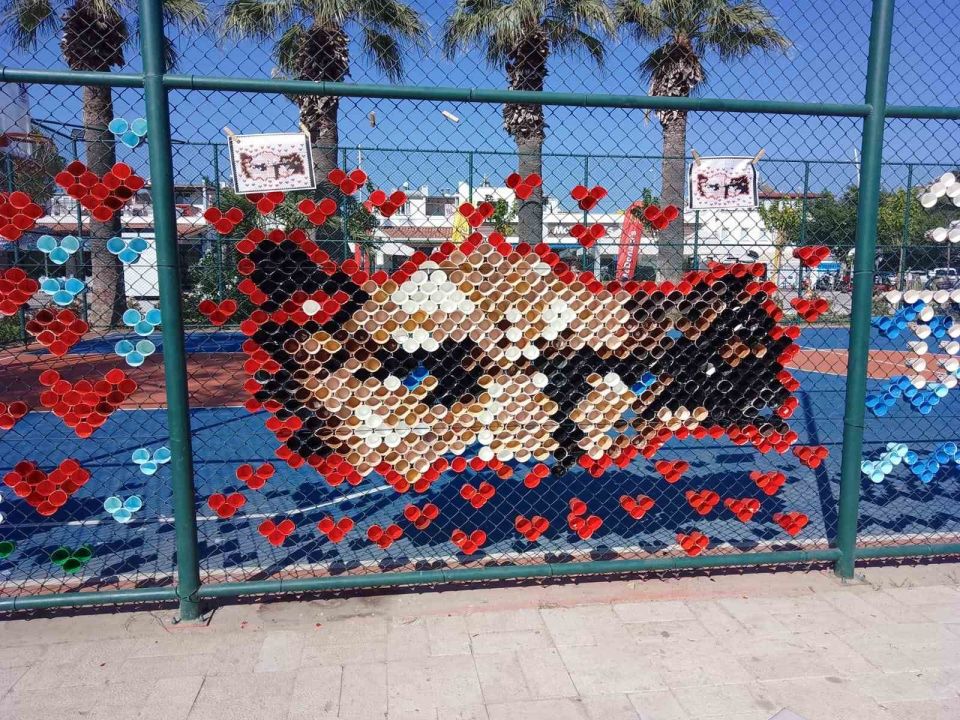 Bodrum’da çocuklar 4 bin bardakla yaza sanatla ’Merhaba’ dedi