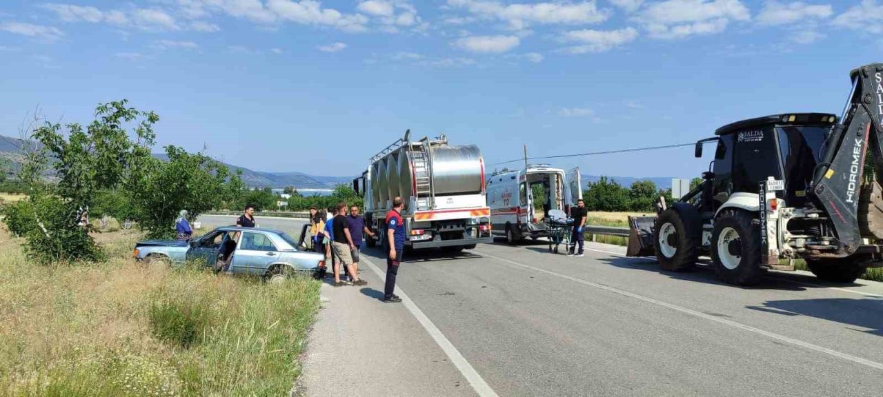 Lastiği patlayan otomobil yoldan çıktı: 1 yaralı