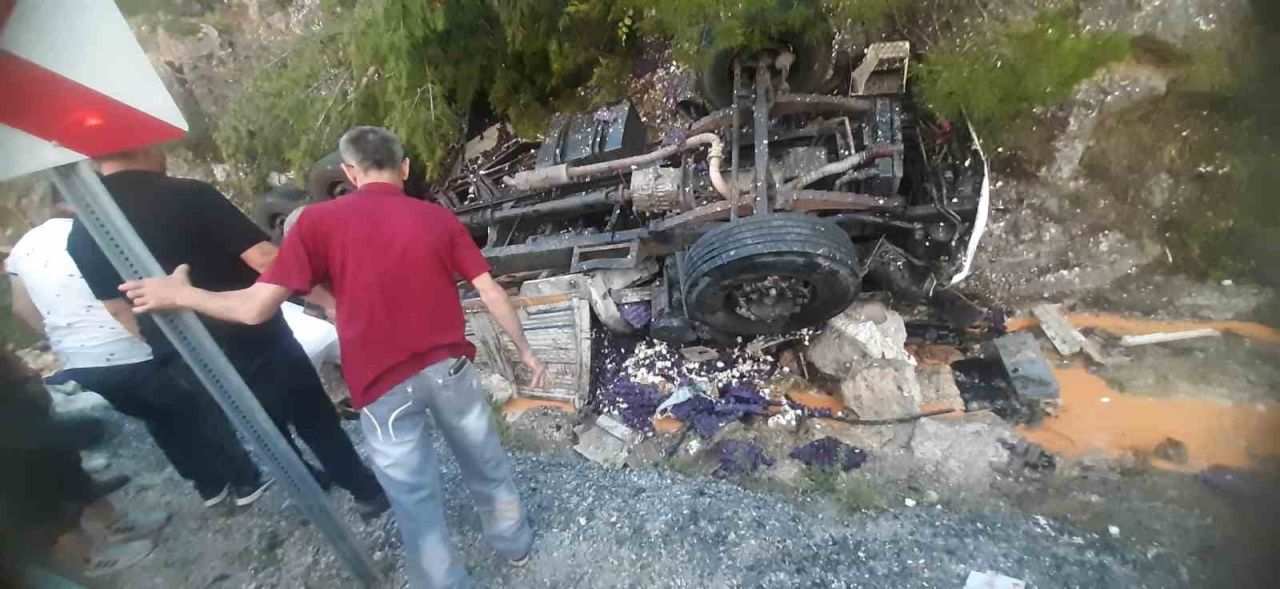 Antalya’da yumurta yüklü kamyon devrildi: 1 ölü
