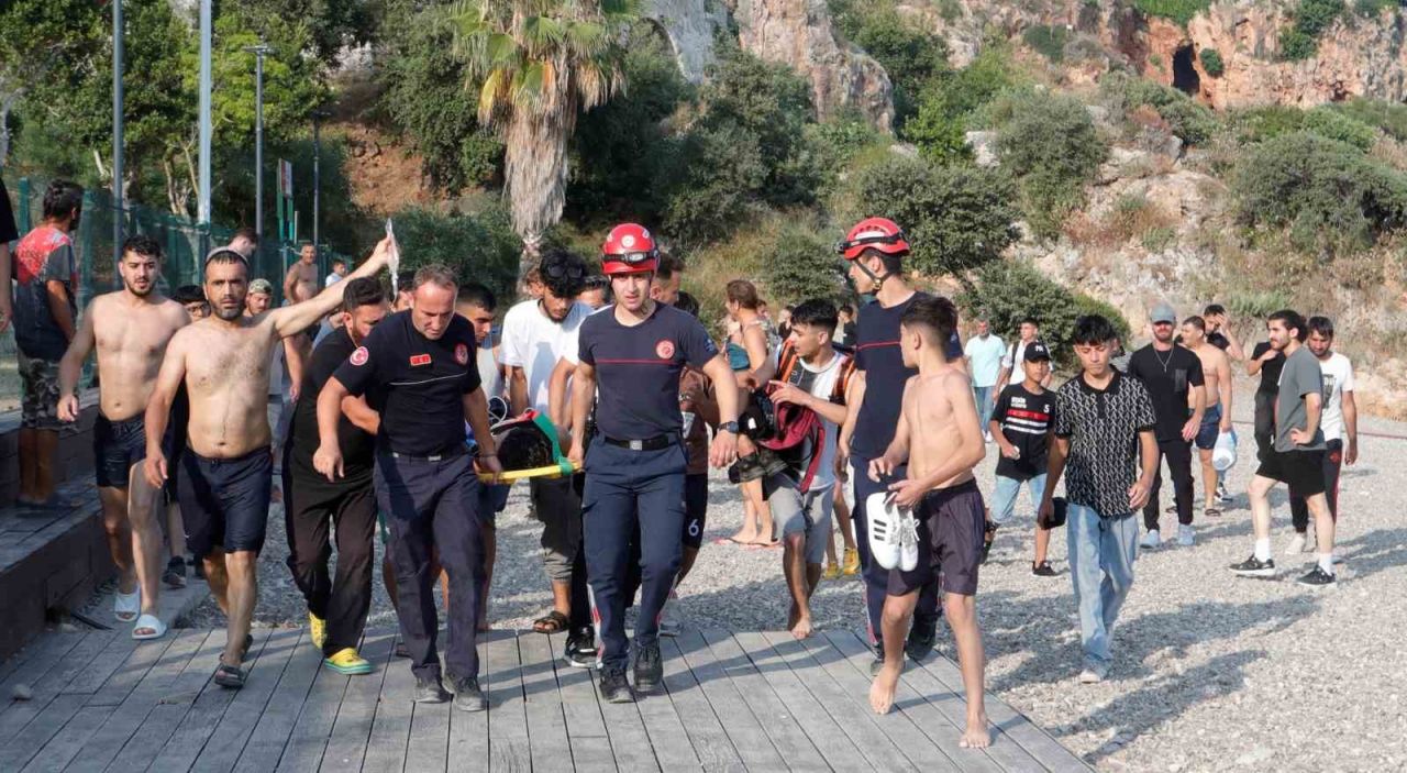 40 metrelik falezlerden atlayıp ağır yaralanan gencin tedavisi devam ediyor