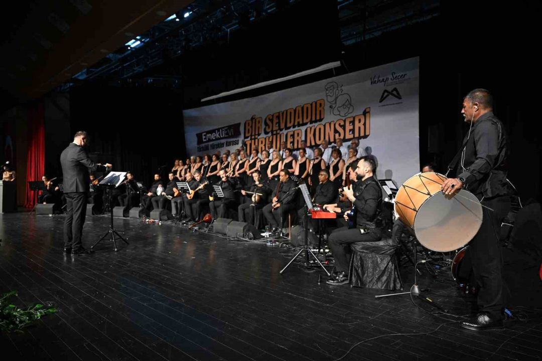 Mersin’de emekli korosundan duygu dolu türkü gecesi