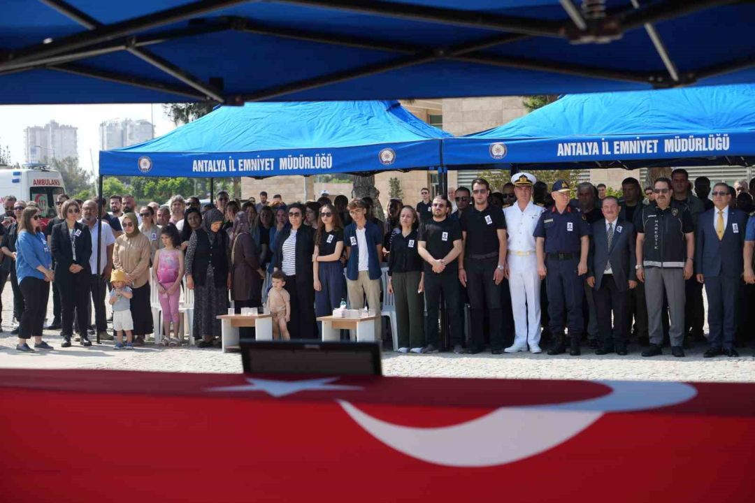 Akciğer kanseri nedeniyle hayatını kaybeden Başpolis Memuru, Antalya’da törenle uğurlandı