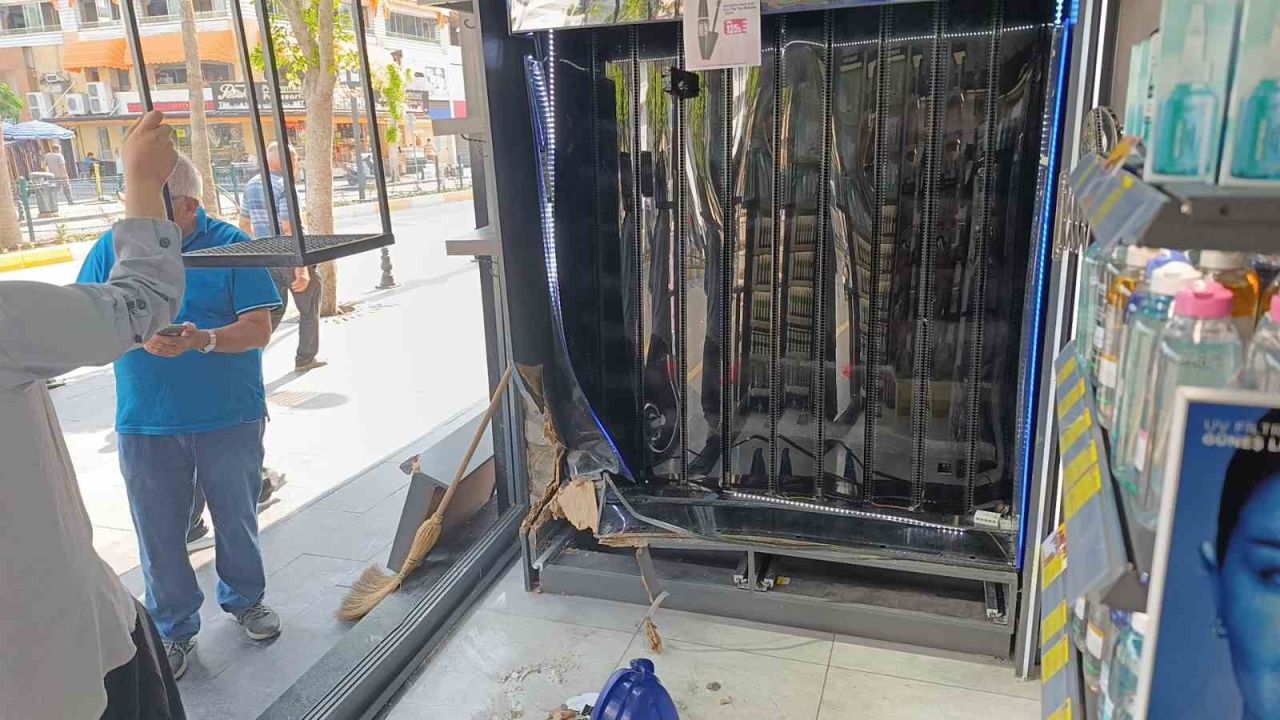 Direksiyon hakimiyetini kaybeden sürücü kozmetik mağazasına girdi