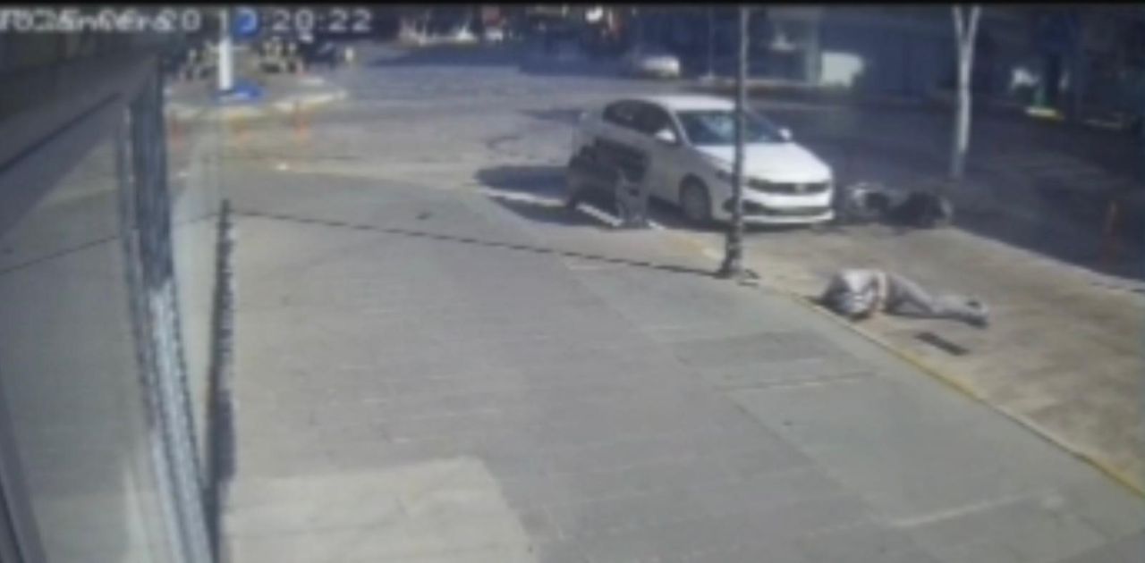 Antalya’da otomobil ile çarpışan motosikletin sürücüsü metrelerce savruldu