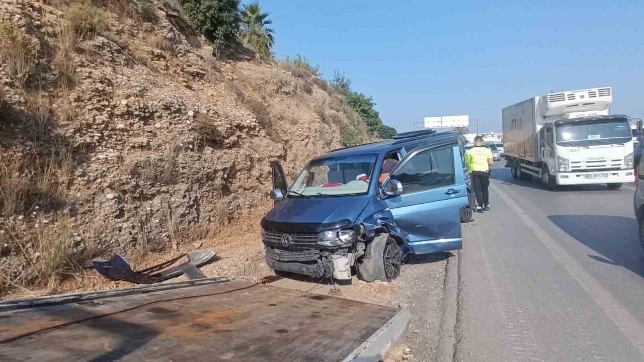 Aynı istikametteki araca çarptıktan sonra, karşı şeride geçip tur aracına çarptı: 3 yaralı