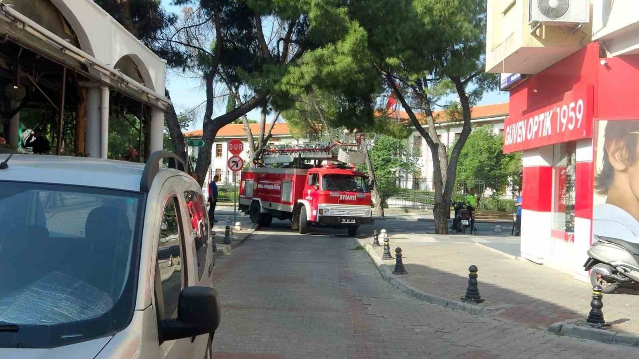 Menteşe’de apartman bacasında çıkan yangın paniğe neden oldu