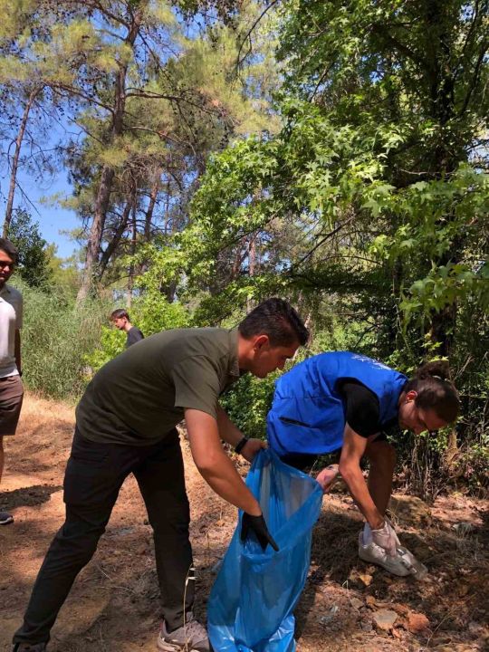 Muğla’da gönüllü gençler doğayı keşfetti, çevre temizliği yaptı