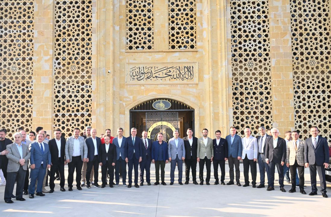 Vali Şahin, kamu görevlileri ve vatandaşlarla bayramlaştı