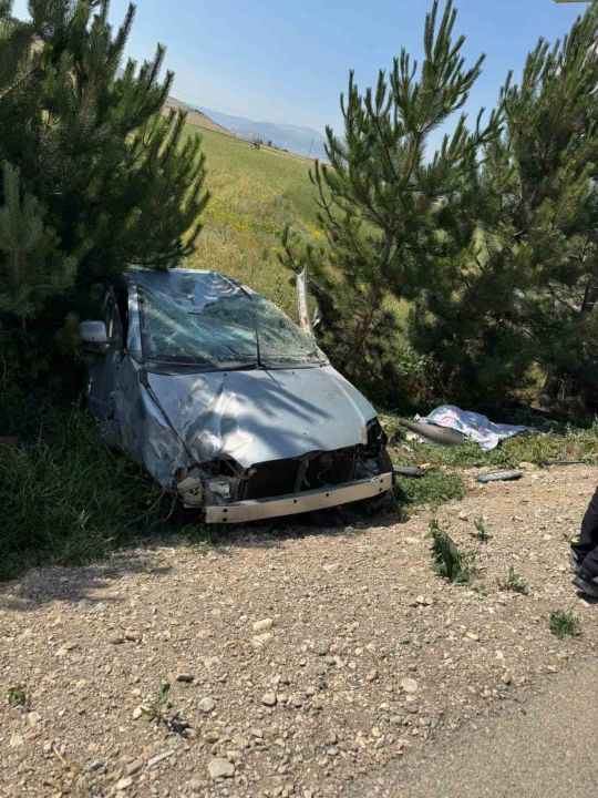 Beton bloğa çarpan otomobil sürücüsü olay yerinde hayatını kaybetti, 1 kişi yaralandı