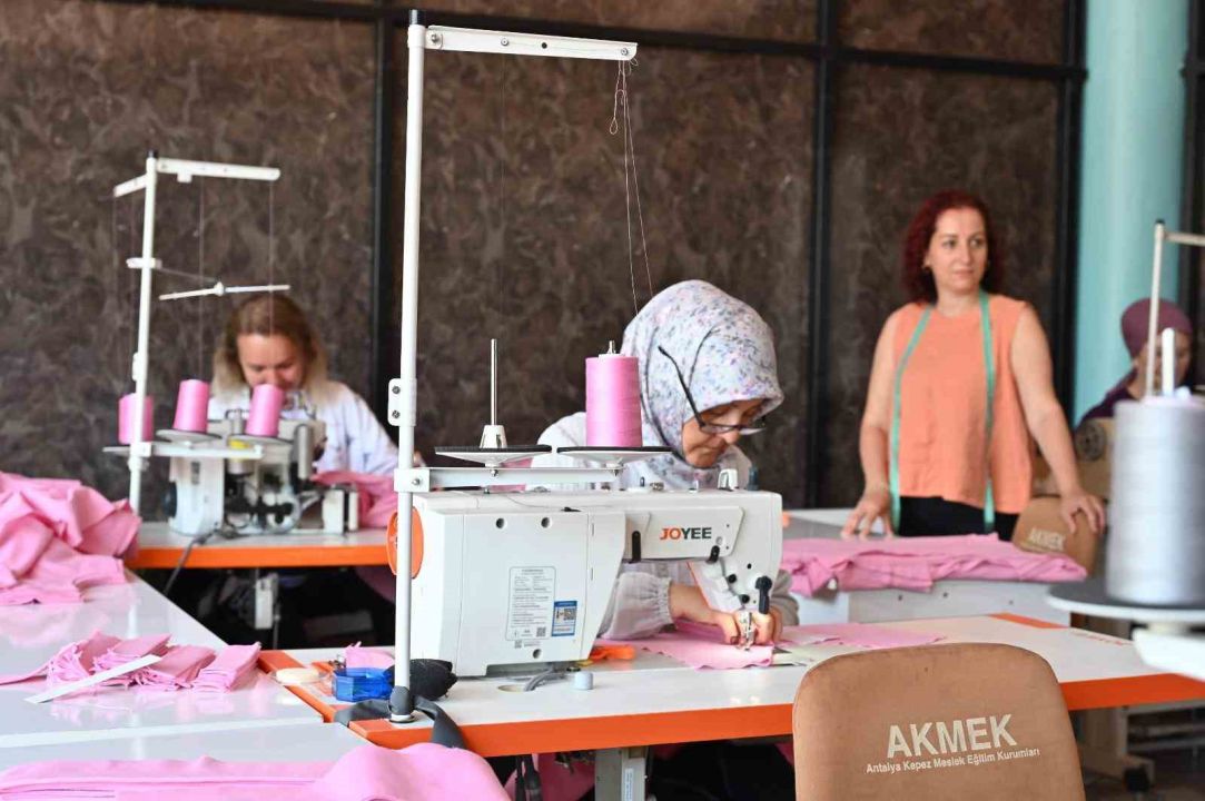 Kepez Belediyesi’nden dikiş atölyesiyle milyonluk tasarruf