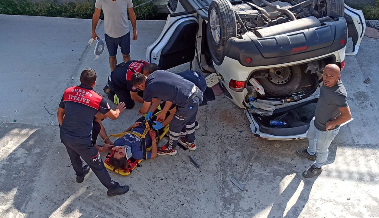 Dere yatağına düşen otomobilde anne oğul yaralandı