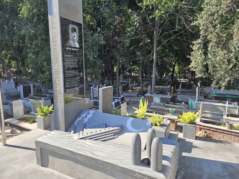 Antalya'nın kahramanı Yüzbaşı Aker'e anıt mezar