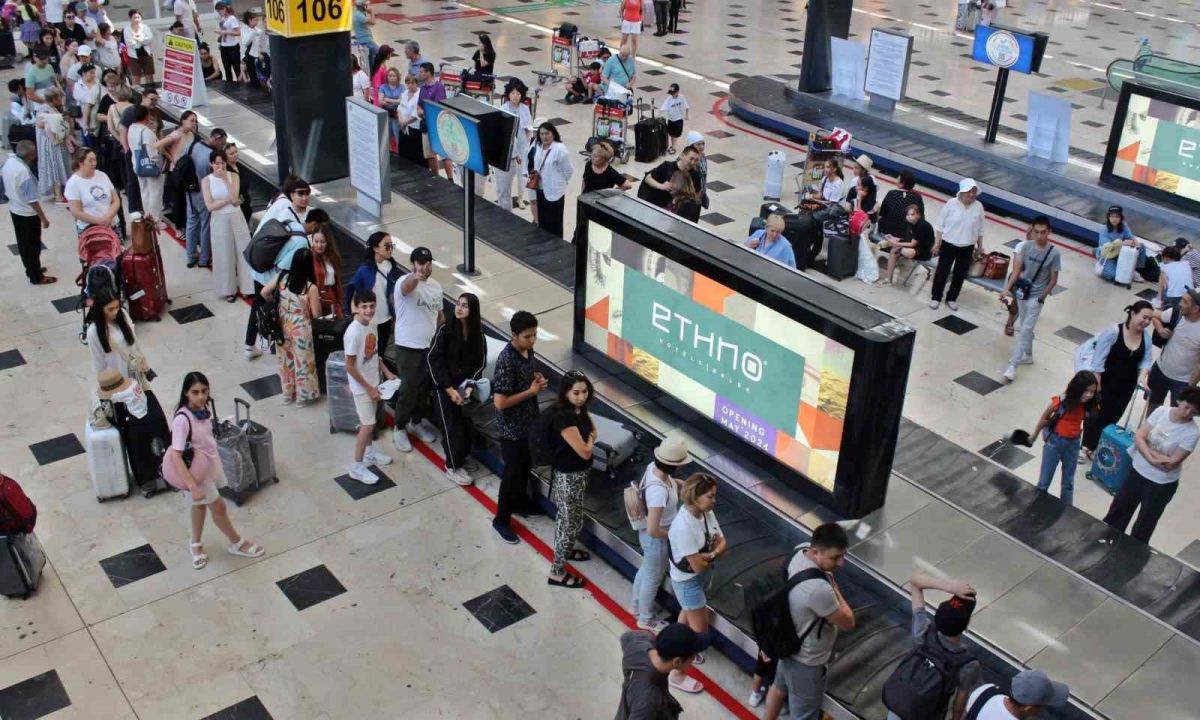Bütün yük tek terminalde turistler isyan etti!