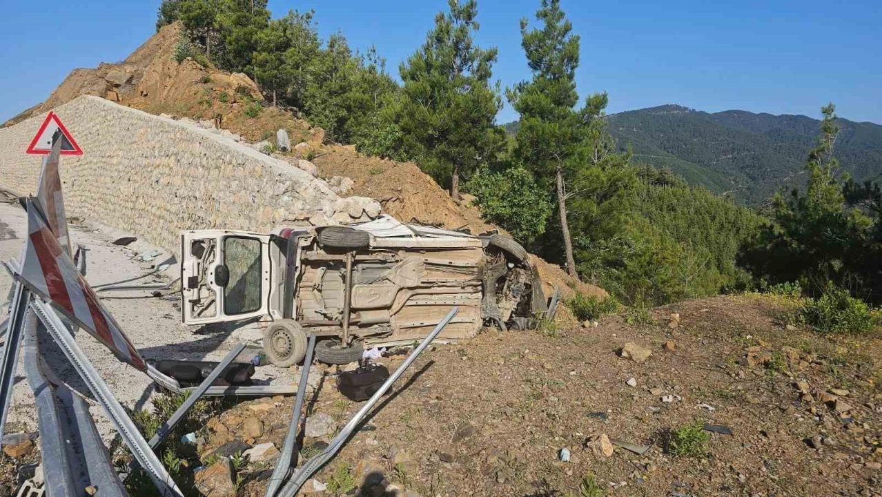 Manavgat’ta hafif ticari araç devrildi, sürücü ağır yaralandı