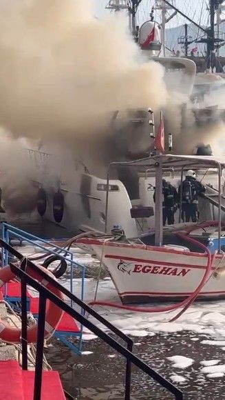 İskeledeki lüks yat alevlere teslim
