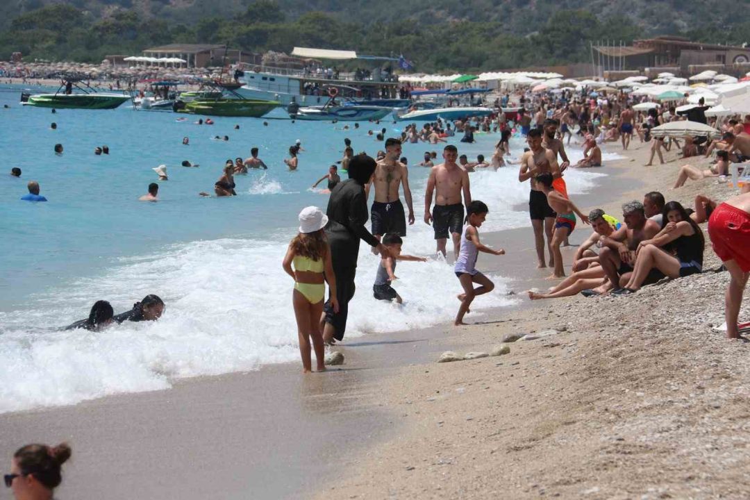 Ölüdeniz’de bayram yoğunluğu; Trafik kitlendi, plajlar doldu