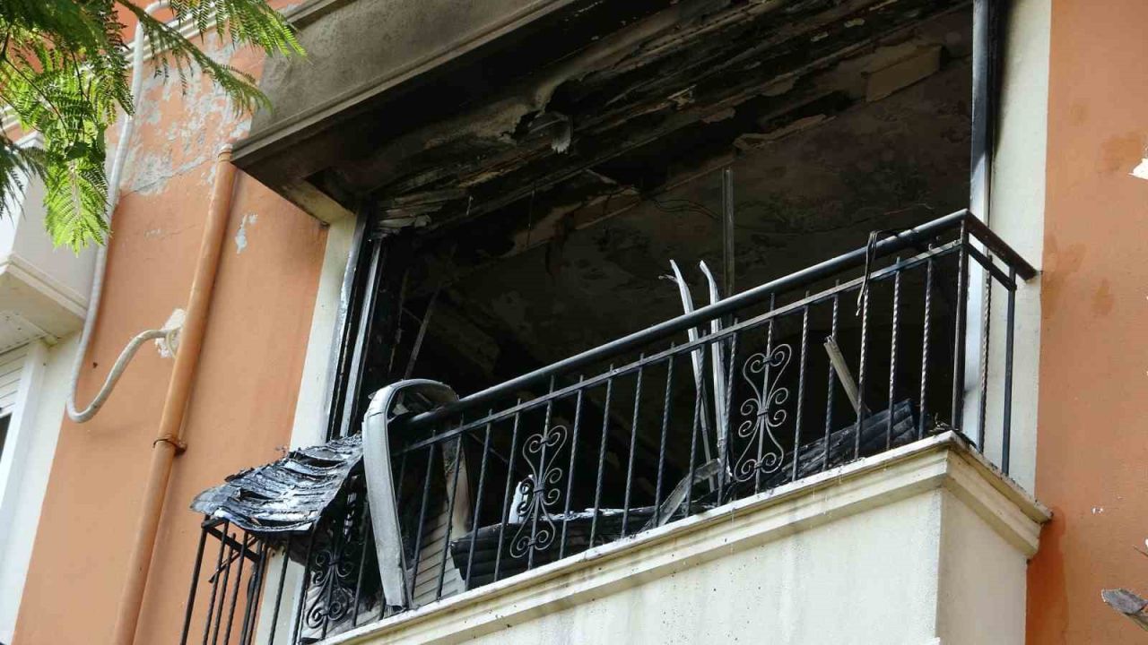 Tatil için geldikleri evleri 1 saat sonra küle döndü