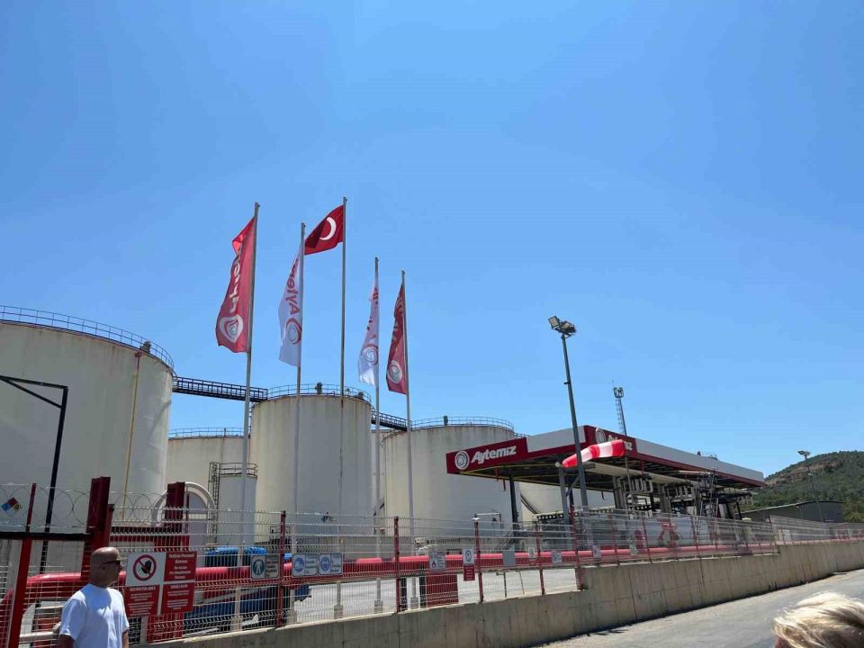 Akaryakıt tesisine halk tepki gösterdi. Bombayla yaşıyoruz!