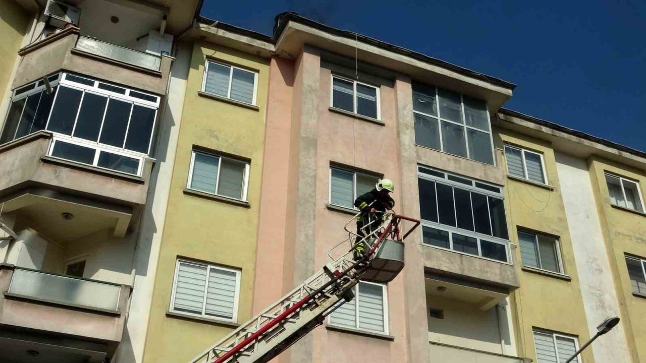 Menteşe’de apartman bacasında çıkan yangın paniğe neden oldu