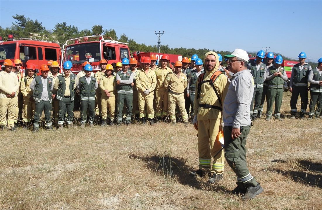 Yeni göreve başlayan yangın işçilerine uygulamalı eğitim