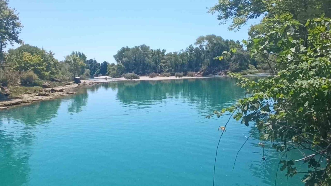 Manavgat Şelalesi’nde su seviyesi düştü, kara göründü