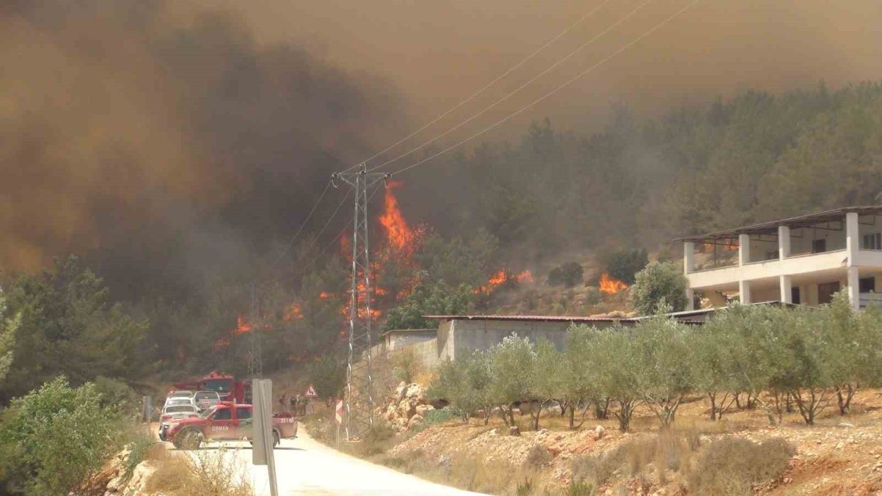 Silifke’deki orman yangınıyla mücadele devam ediyor: 526 personel sahada