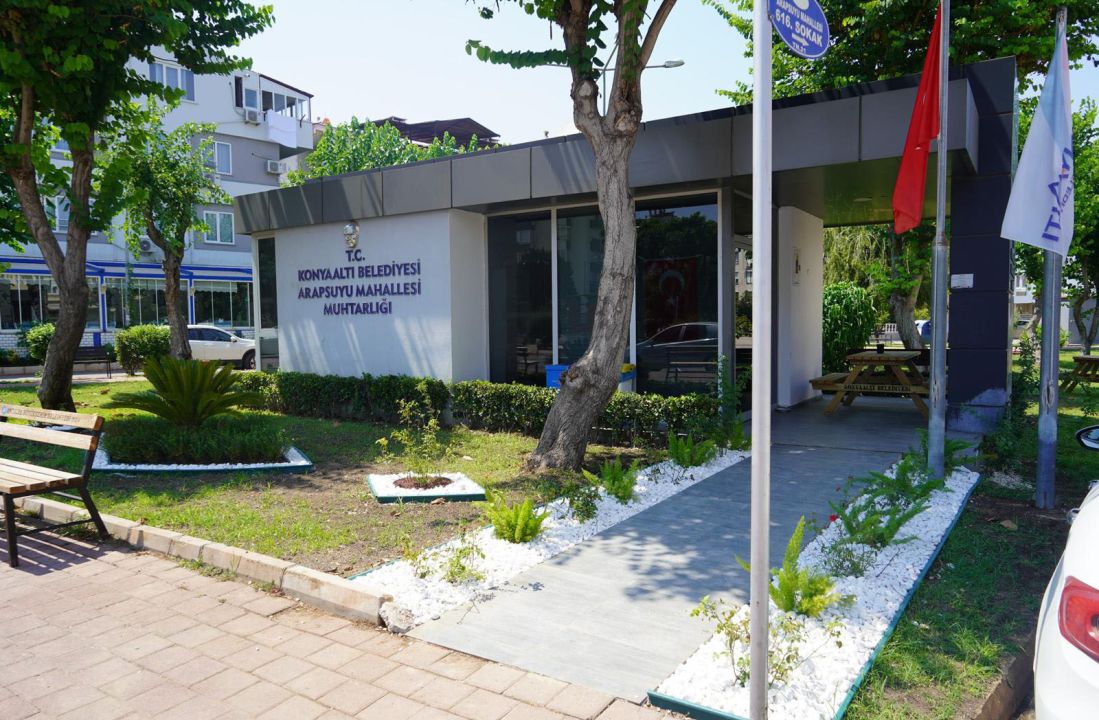 Konyaaltı'nda muhtarlık binaları çiçeklendiriliyor