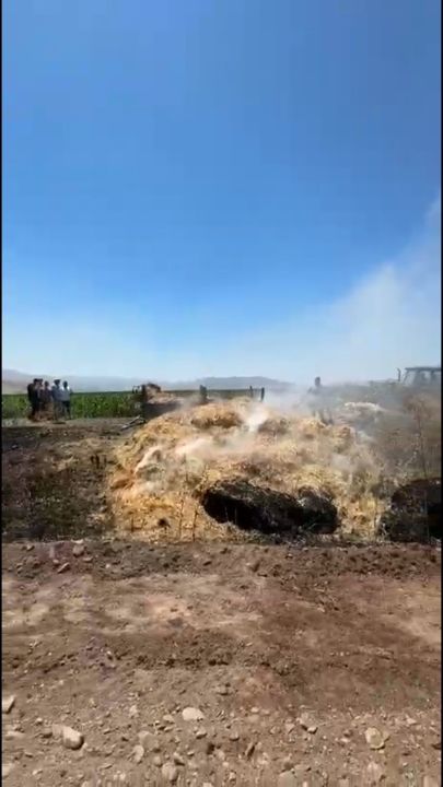 Traktörün kepçesinin elektrik tellerine temas etmesi ile çıkan yangında 50 dönüm arazi yandı