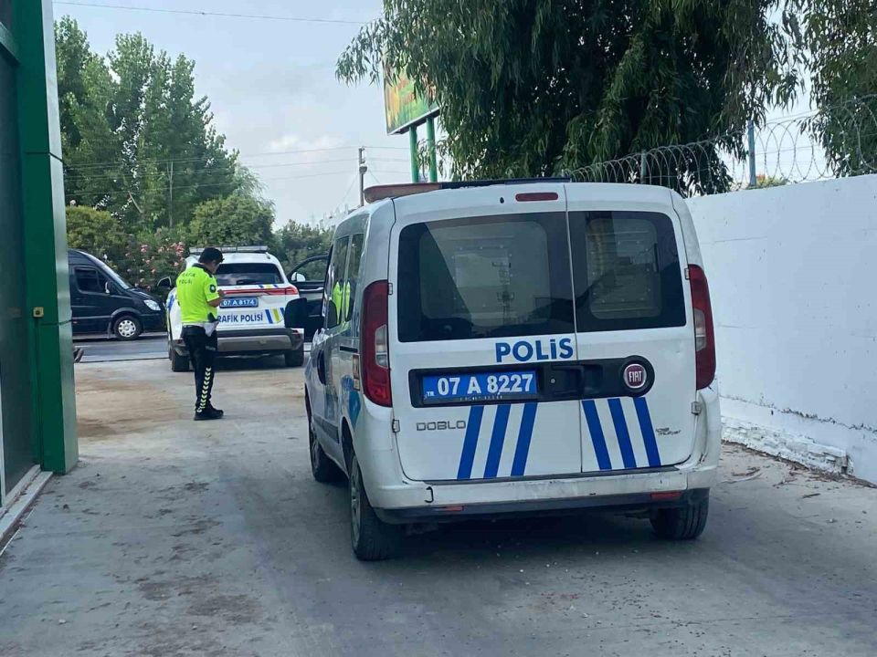 Elektrik direğine çarpan tır, trafiği tehlikeye soktu