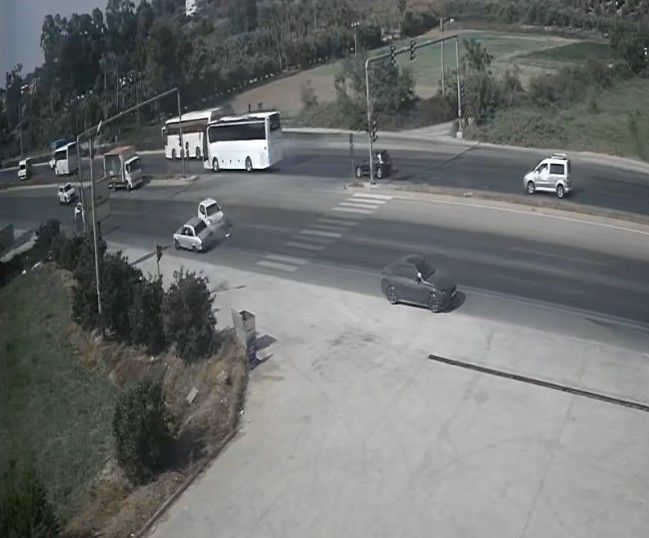 Manavgat’ta otomobilin U dönüşü sonrası kaza anı kamerada