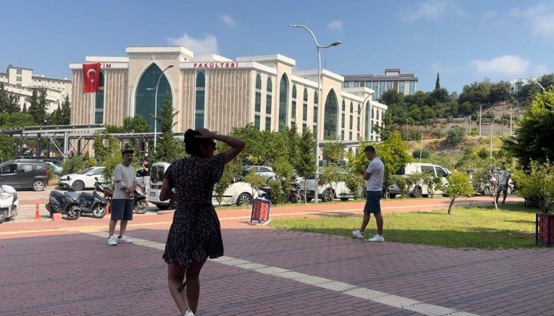Sınavı dakikalarla kaçırdılar, tabelayı göremedikleri söylenince içeri alındılar